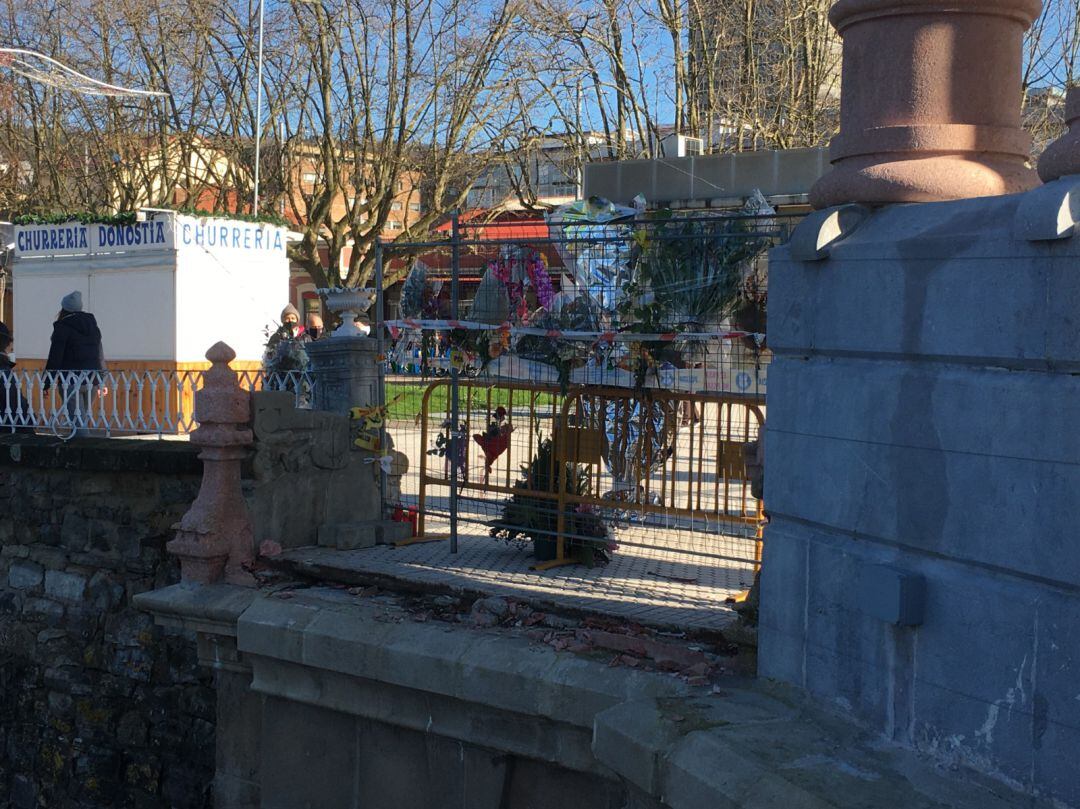 Balaustrada del puente María Cristina destrozada.