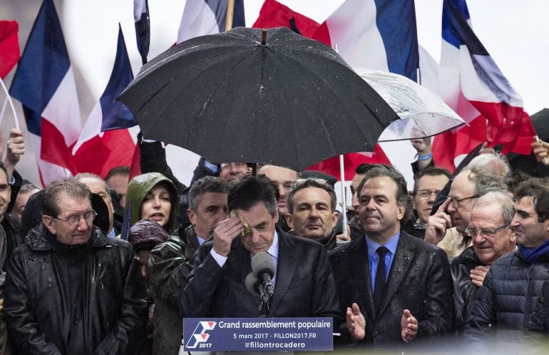 El candidato de la derecha a las presidenciales francesas, François Fillon, ha afirmado que no ve razones para retirarse, sobre todo después del apoyo popular recibido esta tarde en la calle