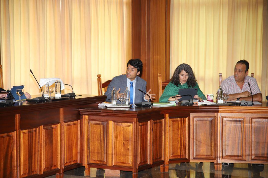 El consejero de Bienestar Social, Marcos Bergaz, junto a sus compañeros Ariagona González y Andrés Stinga.