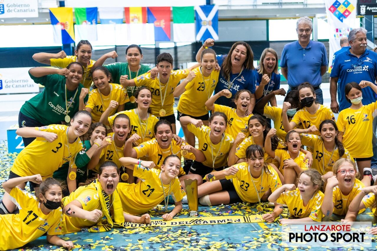 Las jugadoras del Puerto del Carmen infantil celebrando el título autonómico.