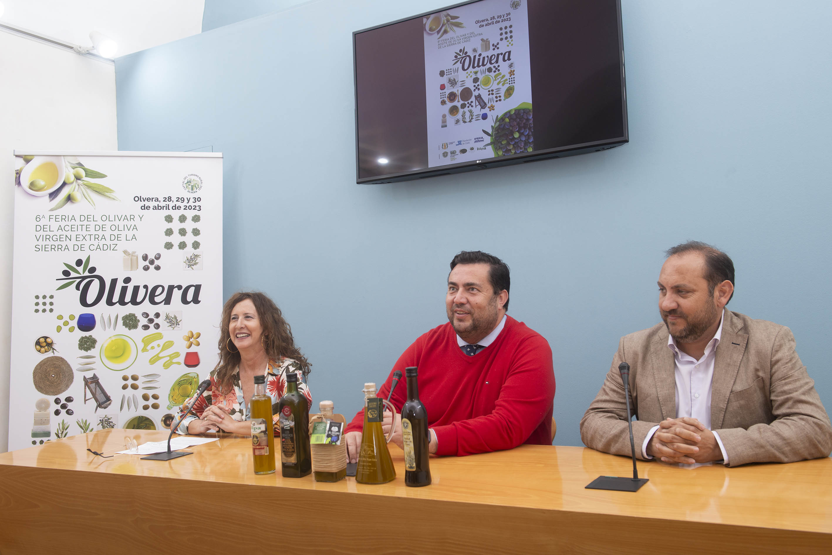 El diputado provincial de Desarrollo de la Ciudadanía, Jaime Armario, y la alcaldesa de Olvera, Remedios Palma, en la presentación del evento / RJ