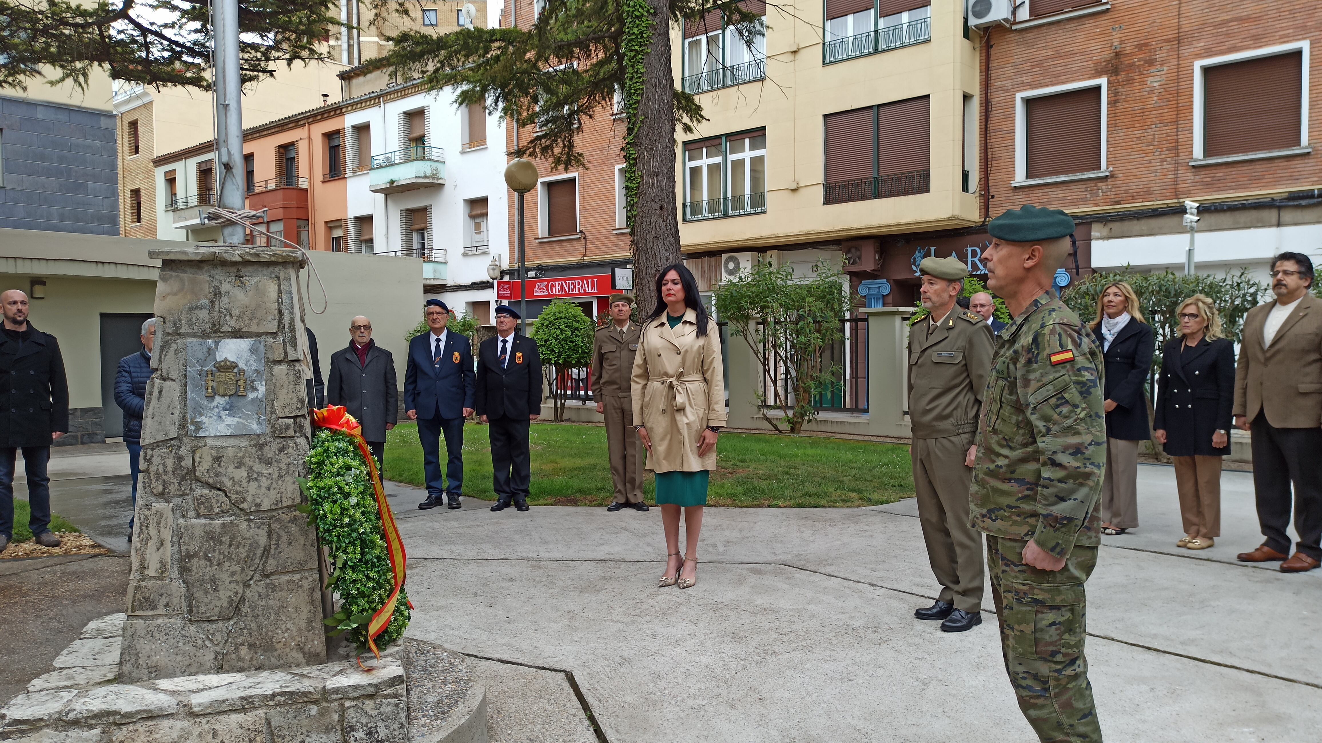 La alcaldesa de Huesca, Lorena Orduna, depositaba la corona de laurel en el homenaje a los caídos