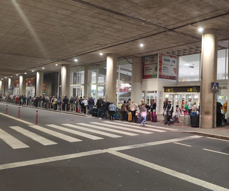 Cola de personas esperando un taxi en el aeropuerto César Manrique Lanzarote.