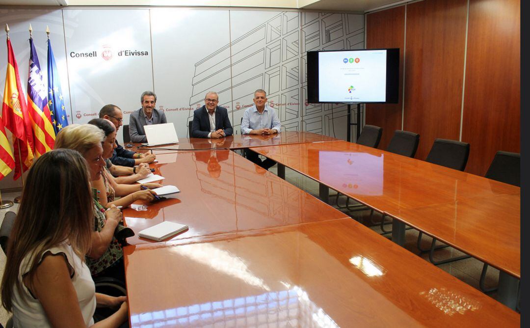 Imagen de la presentación del estudio a las patronales turísticas