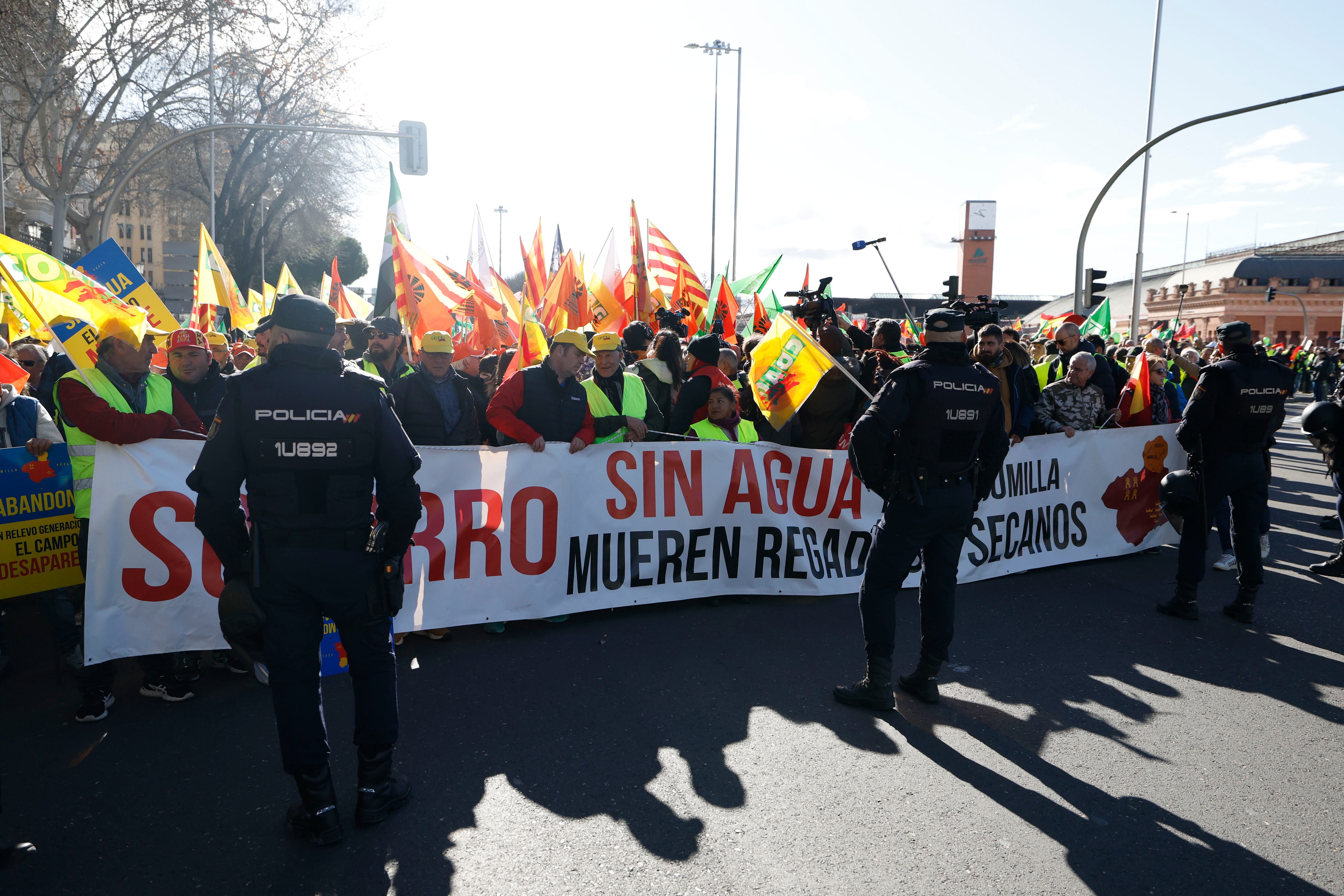 MADRID, 26/02/2024.- Agricultores de varios puntos de España se manifiestan frente a la sede del Ministerio de Agricultura en Madrid este lunes. España arranca una tercera semana de protestas del campo en un lunes en el que se producirá una cita clave en Bruselas- con el consejo de ministros del ramo que buscará soluciones para aliviar a los productores- y un centenar de tractores y miles de manifestantes que ocupan el centro de Madrid. EFE/ J.J. Guillén