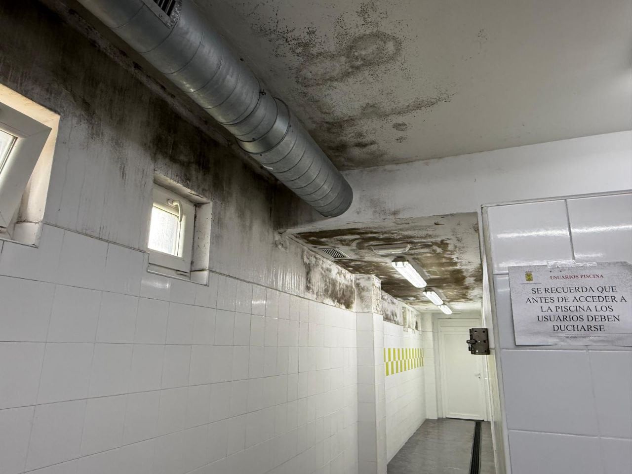 Estado de uno de los vestuarios de La Lechera