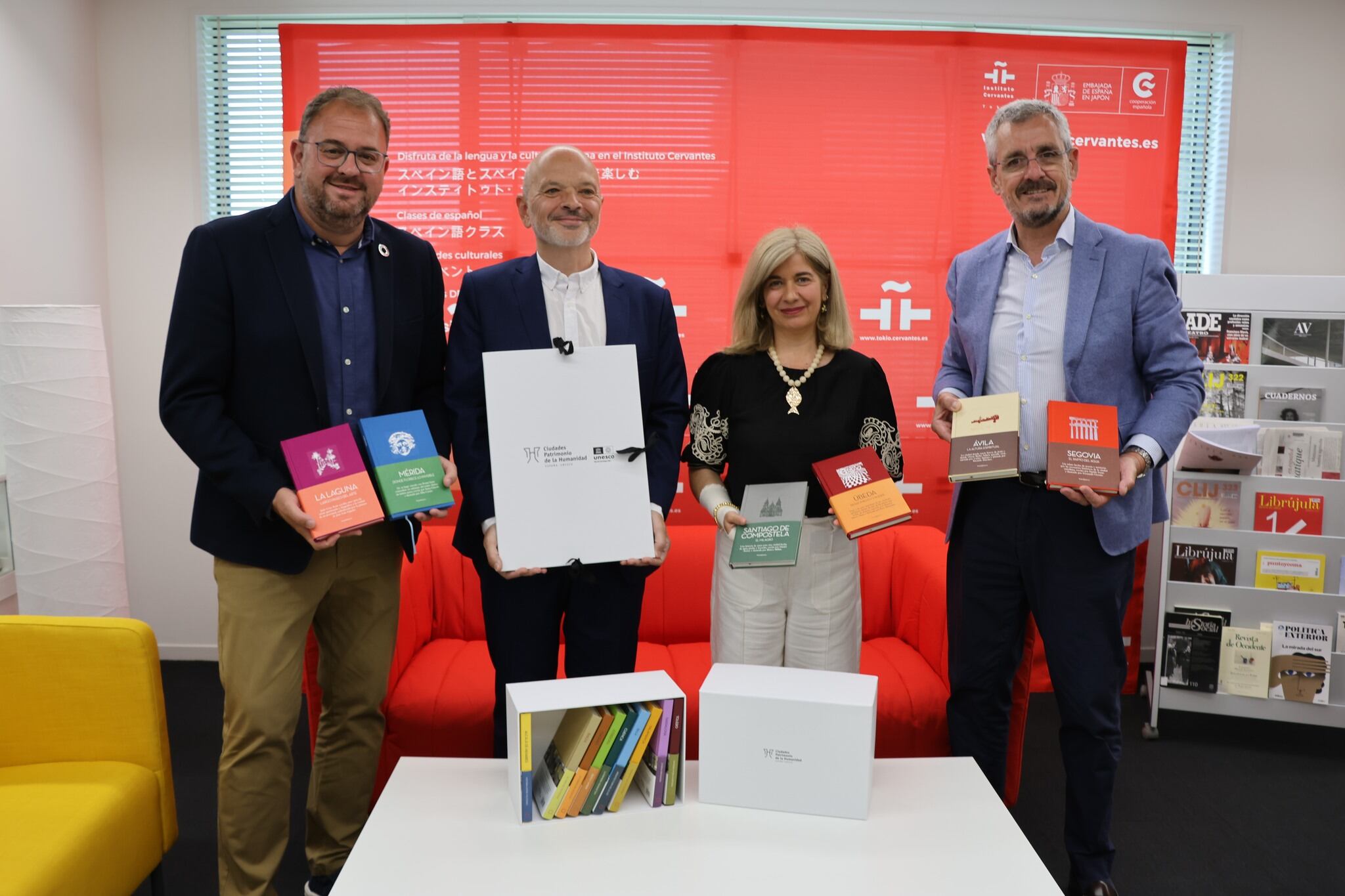 Delegación del Grupo de Ciudades Patrimonio de la Humanidad con el director del Instituto Cervantes en Tokio