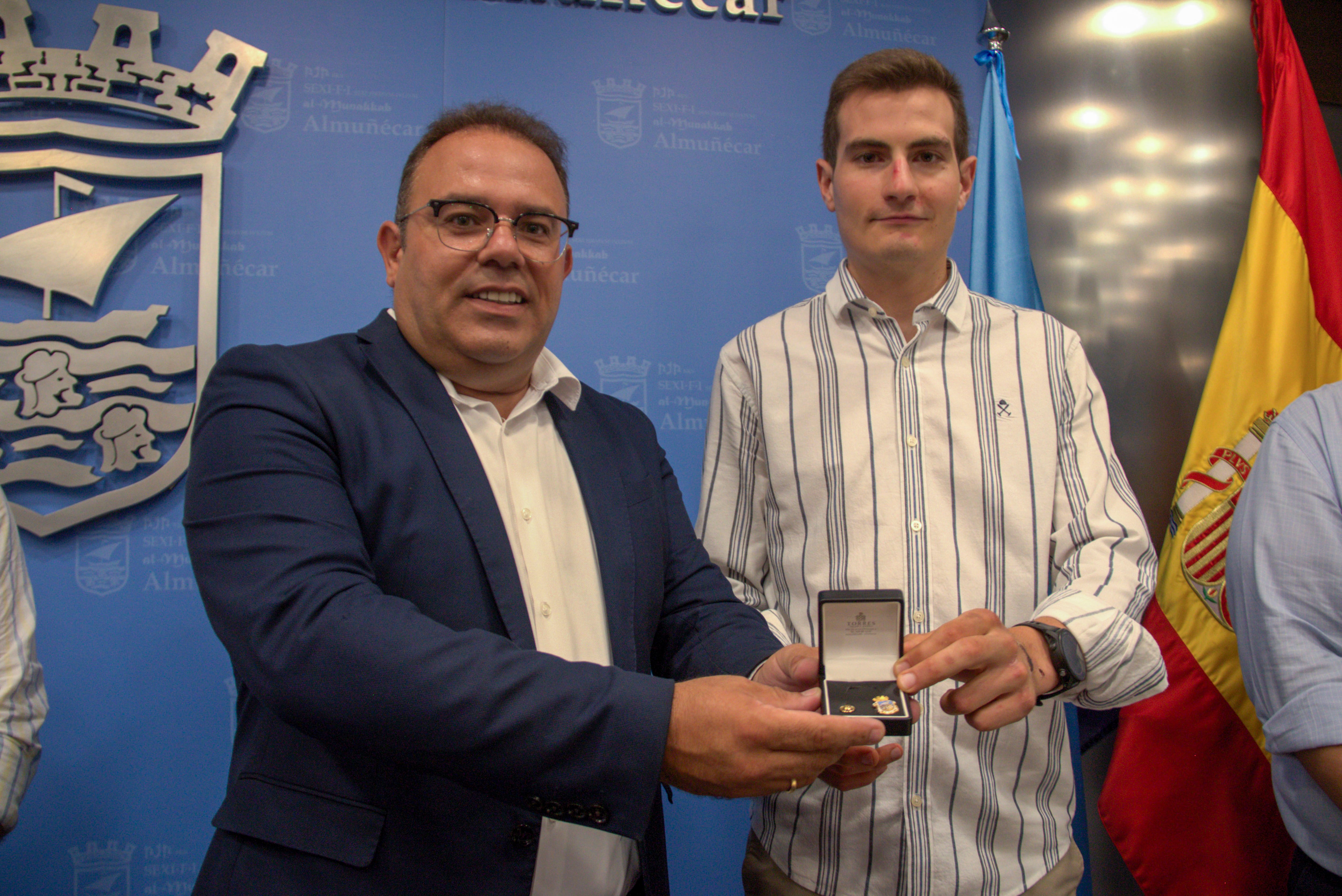 El ciclista español Carlos Rodríguez (d) ,quinto clasificado y mejor español del Tour de Francia 2023, junto al alcalde de Almuñécar, Juan José Ruiz Joya, durante el homenaje recibido este jueves en dicha población granadina