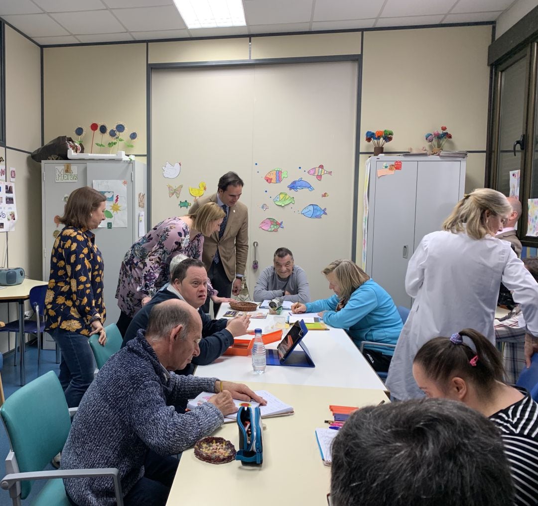 La Consejera de Familia y el Alcalde de Medina conversan con los usuarios del Centro de Día