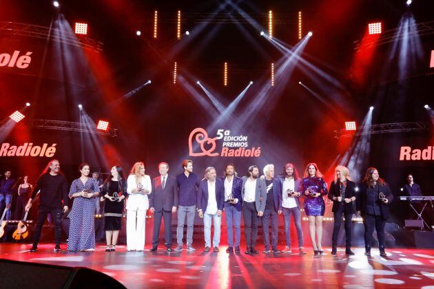 Foto de familia de los premiados en la 5ª edición de los Premios Radiolé celebrados en Sevilla