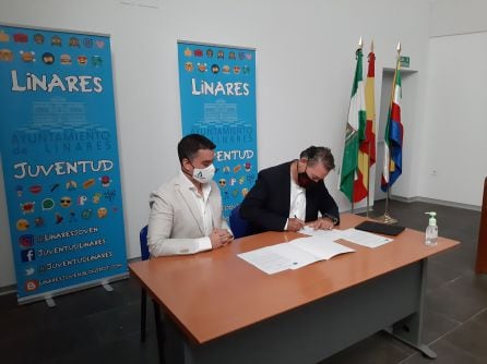 David Morales y Raúl Caro firman los documentos de la recepción de la Casa de la Juventud en Linares