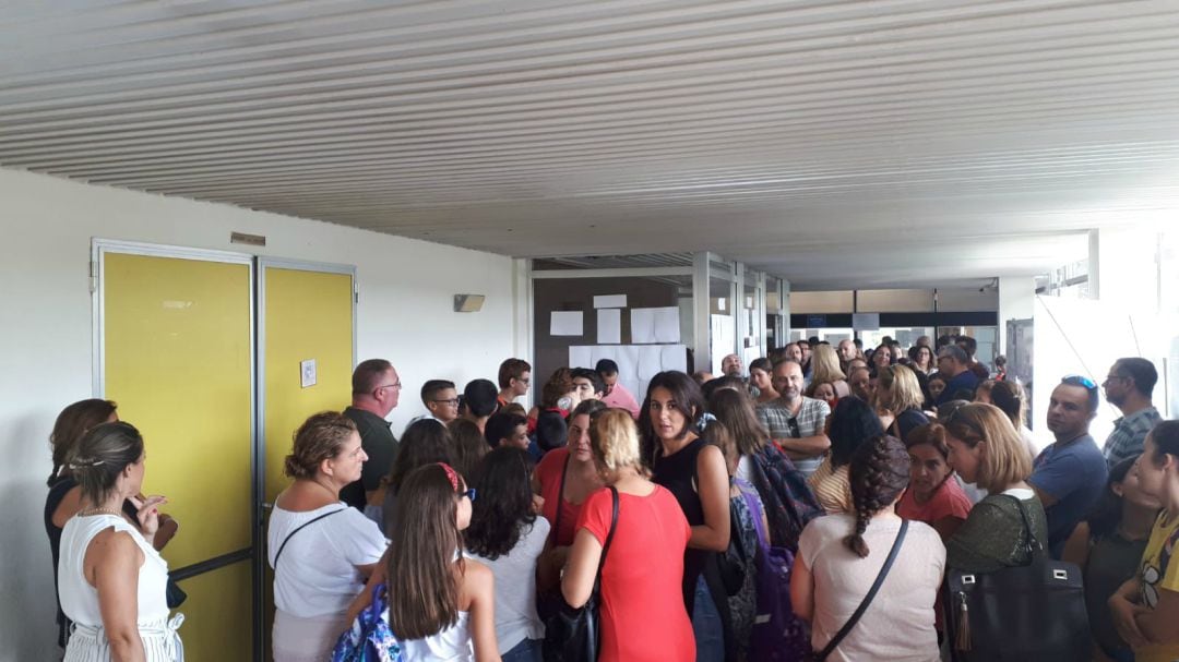 Madres y padres de alumnos de la Universidad Laboral en una reunión este lunes