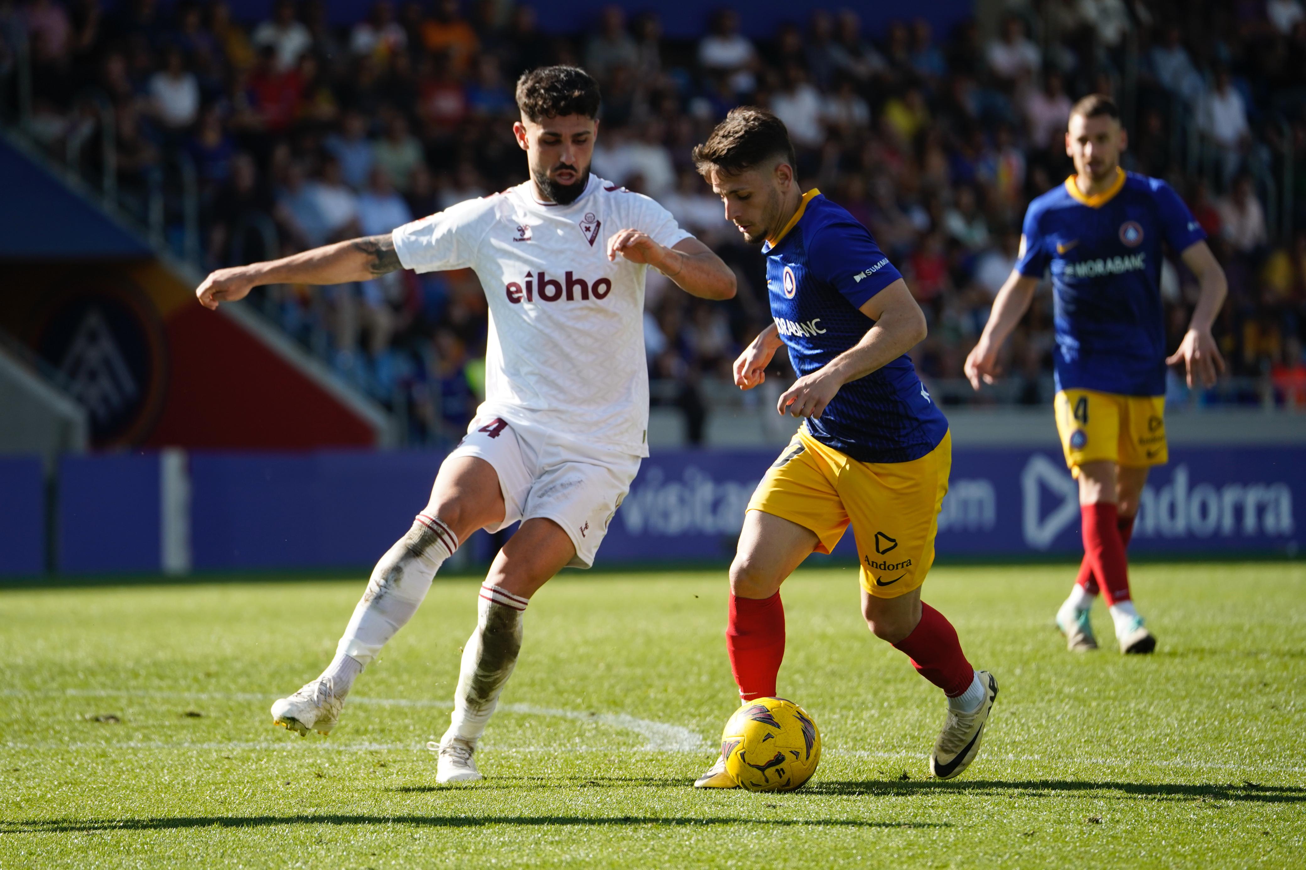 Un jugador de l'FC Andorra intenta un cotracop en el partit contra l'Eibar disputat diumenge a l'Estadi Nacional.