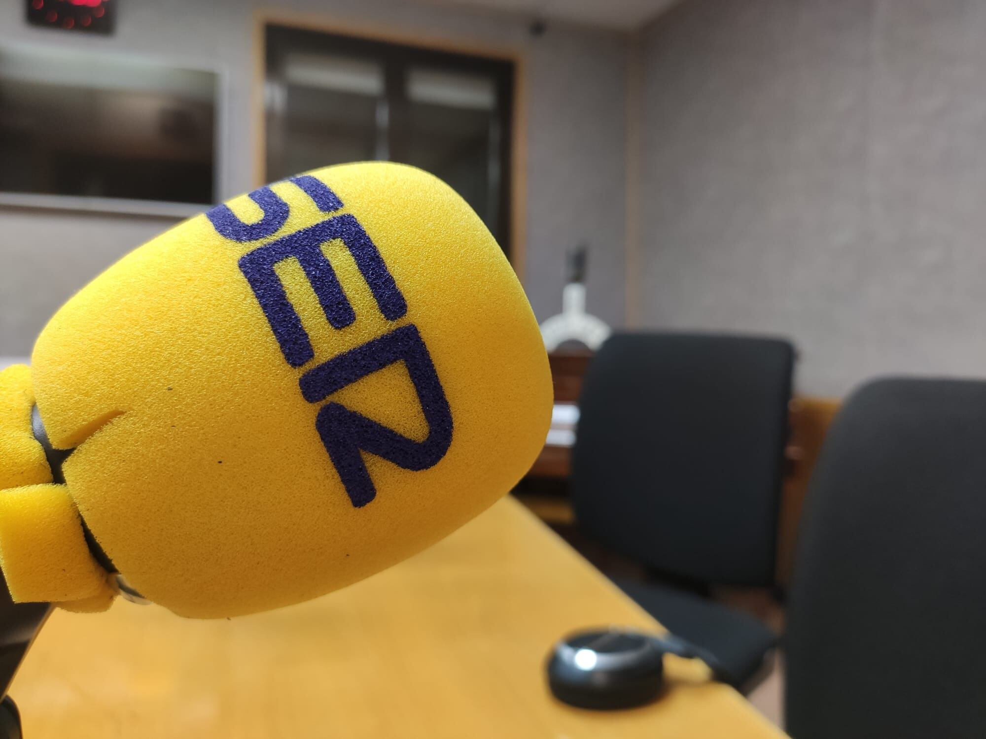 Un micrófono de la SER en el estudio principal de Radio Jaén Cadena SER.