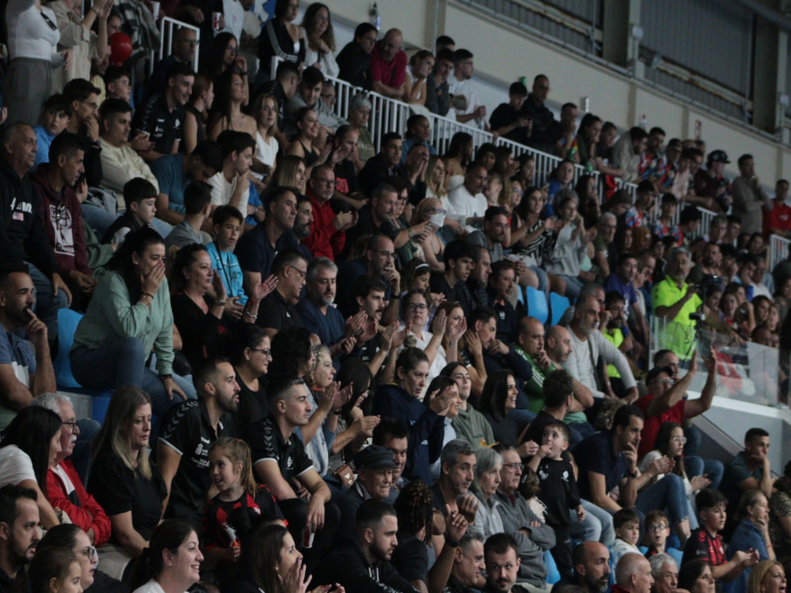 Público asistente a un partido de balonmano en el pabellón de Titerroy de Arrecife, Lanzarote.