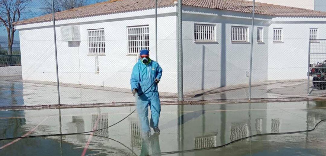 Operario desinfecta una pista deportiva en Alcalá la Real.