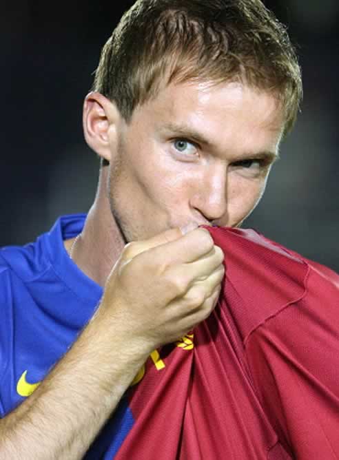 El bielorruso Hleb besa es escudo del Barcelona