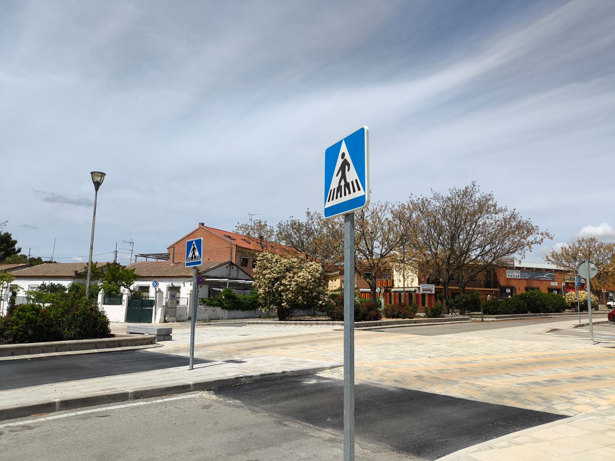 Uno de los pasos de cebra que conecta la senda ecológica con la Vega Baja