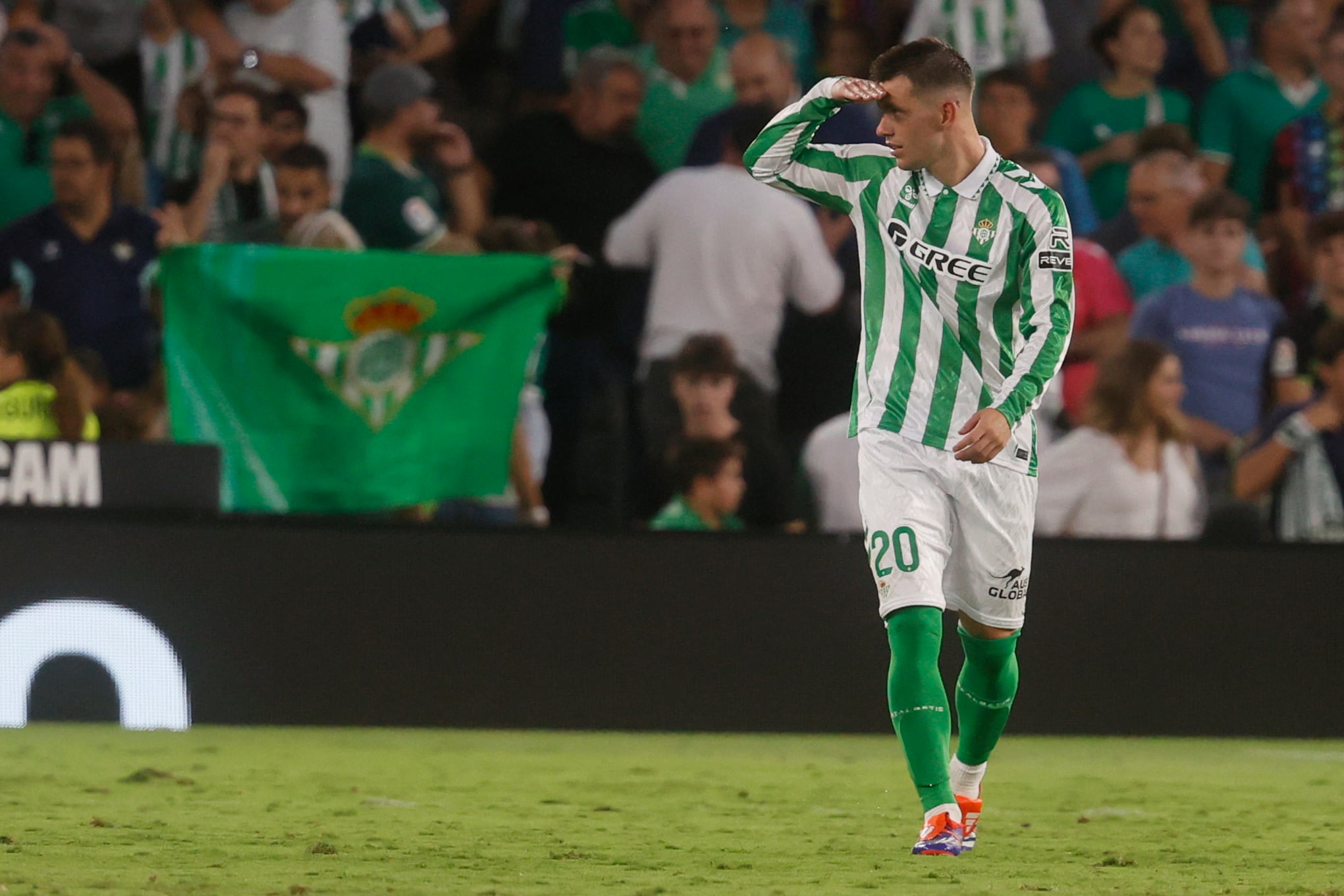 El centrocampista argentino del Betis, Giovani Lo Celso, celebra el segundo gol del equipo andaluz durante el encuentro correspondiente a la tercera jornada de LaLiga que disputan hoy miércoles Betis y Getafe en el estadio Benito Villamarín de Sevilla. EFE/ José Manuel Vidal