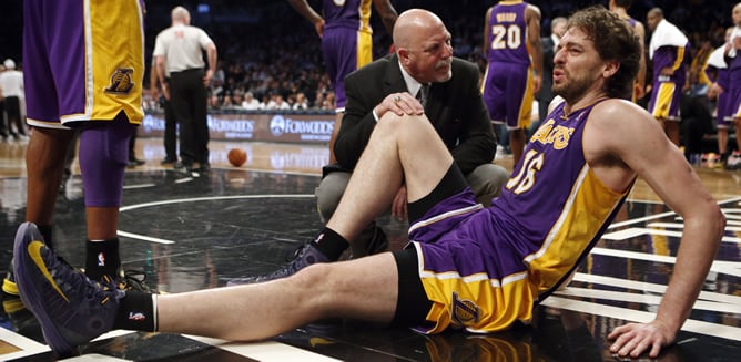 Pau Gasol, atendido por el médico