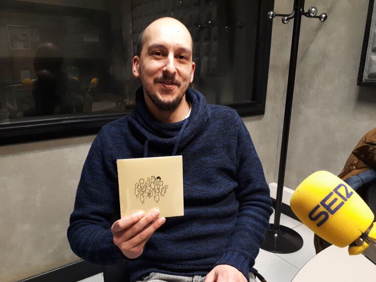 David Karba posa con el nuevo disco de Kvalvika