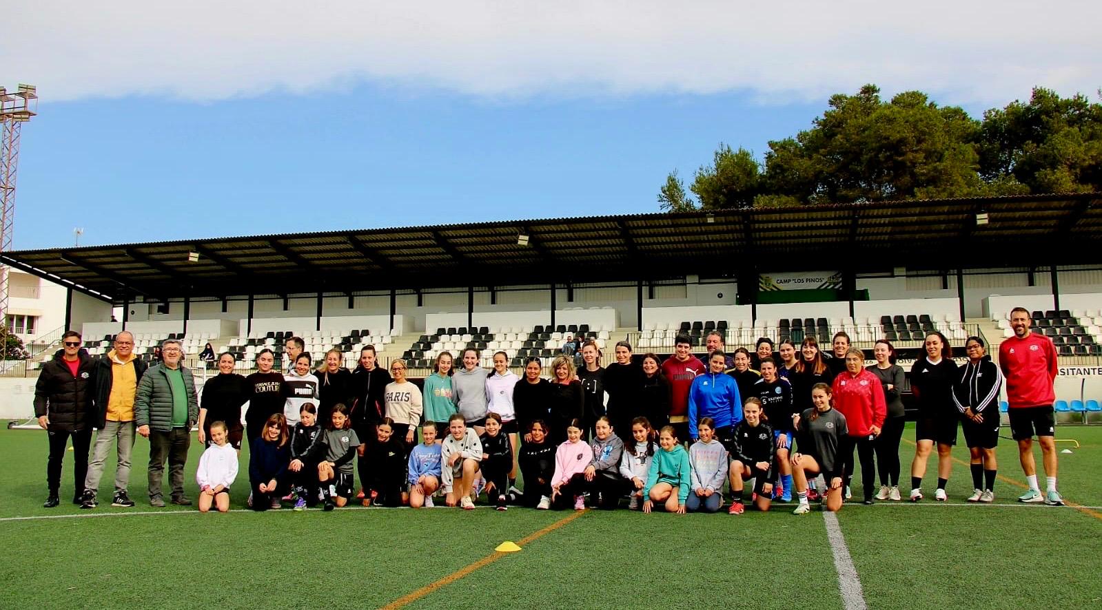 44 noies de diferents edats van anar a Los Pinos per provar de jugar al futbol amb el CE Alaior.