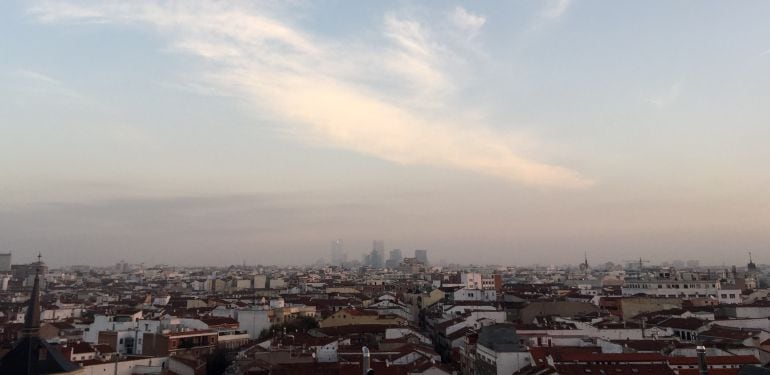 Boina de contaminación sobre Madrid durante uno de los días en que se tuvo que activar el protocolo en 2015.