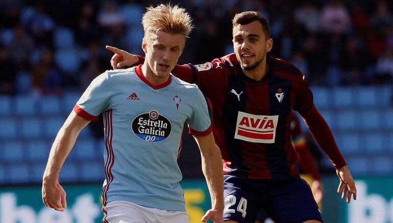 Jordan trata de robar un balón a Daniel Wass