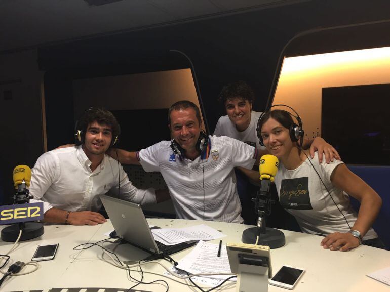 Los deportistas paralímpicos Daniel Caverzaschi y Mónica Merenciano, junto a Manu Carreño y Sonia Lus en los estudios de la Cadena SER