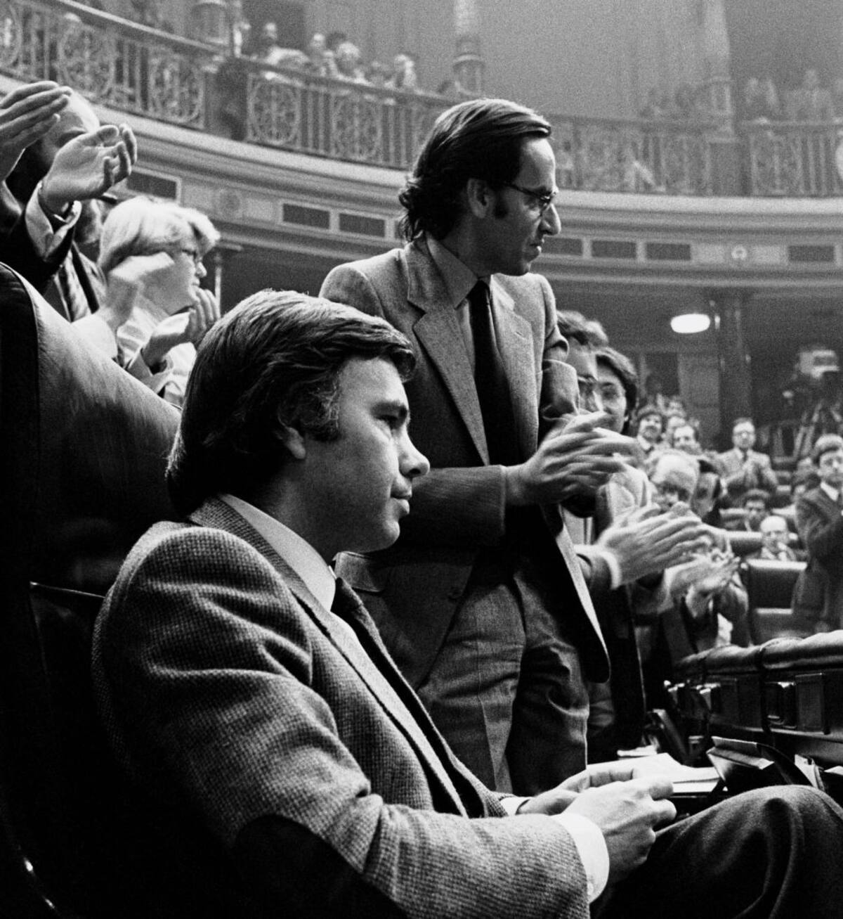 Felipe Gonzalez y Alfonso Guerra, durante el discurso Calvo Sotelo tras el 23-F de 1981.
