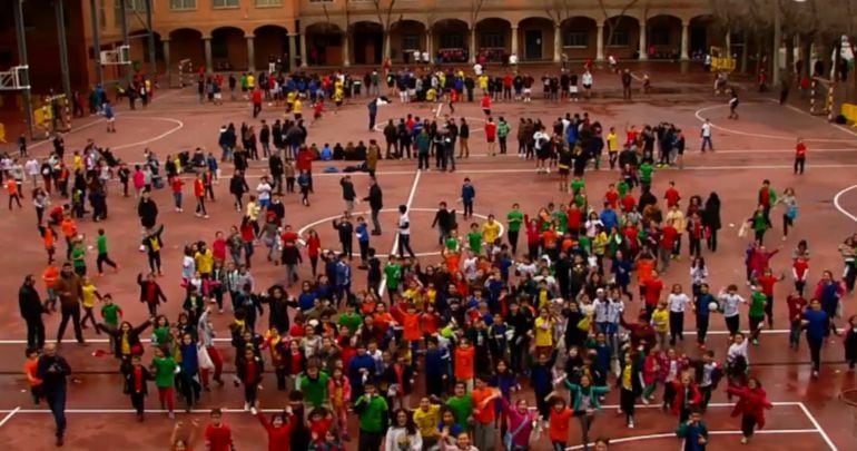 Decenas de niños en el patio del Colegio Salesianos de Atocha durante el memorial a Jorge Rodríguez Casanova