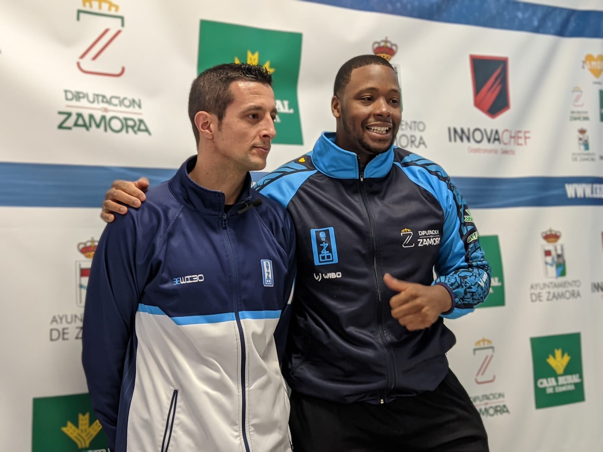 Saulo Hernández junto a Evan Yates