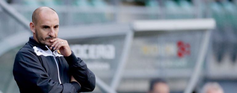 El Chapi Ferrer, pensativo en un partido de pretemporada