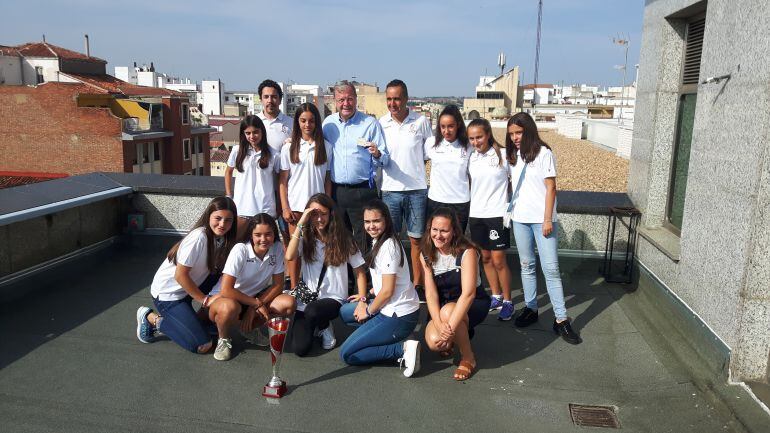 El alcalde de León, Antonio Silván y la concejala de deportes, Marta Mejías, reciben al equipo de baloncesto infantil femenino del Divina Pastora