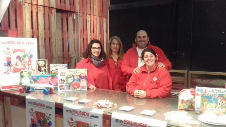 Voluntarios de la Cruz Roja participan en la campaña de recogida de juguetes. 