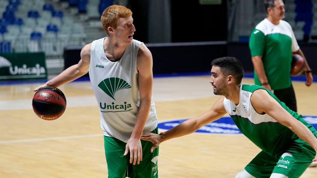 Alberto Díaz es defendido por Jaime Fernández en un entrenamiento del Unicaja