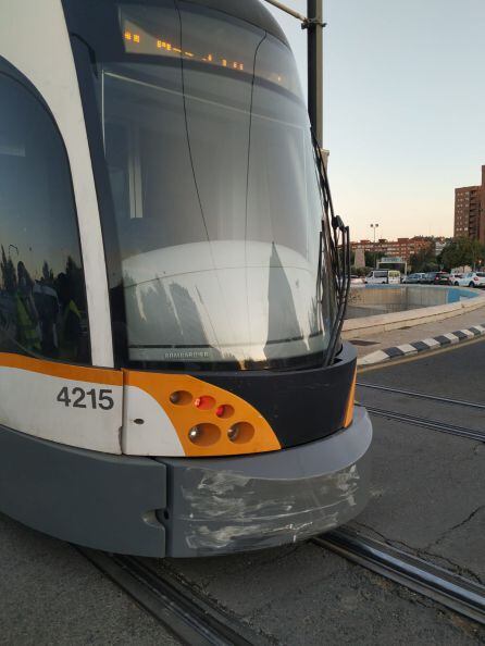 Imagen del tranvía afectado, que ha podido ser retirado por los operarios de Metrovalencia horas después de descarrilar