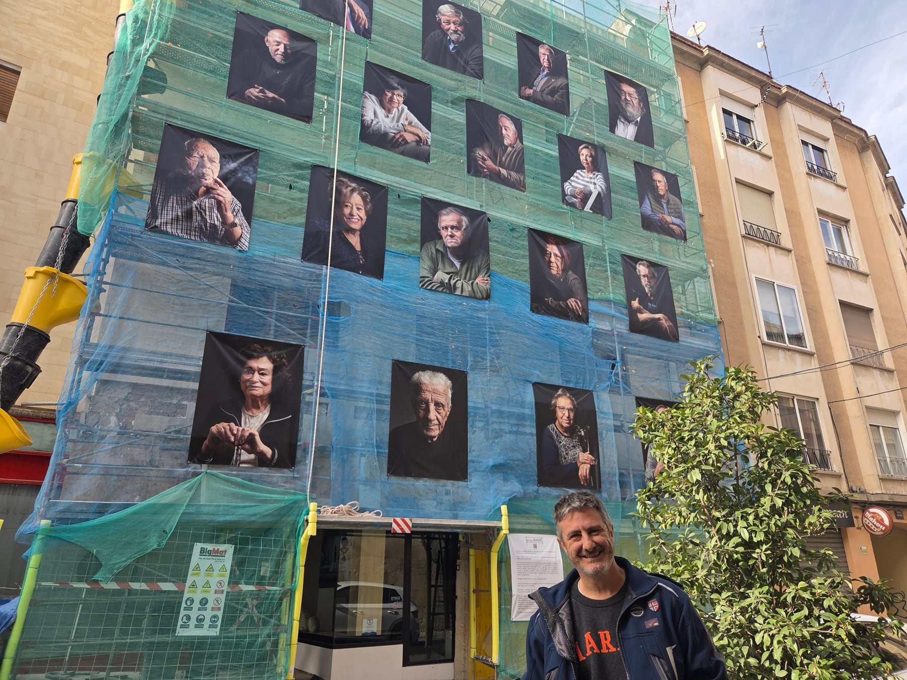 Toni Miranda, davant de l'edifici on té el seu estudi i on es podeu veure les 18 fotografies de grans dimensions