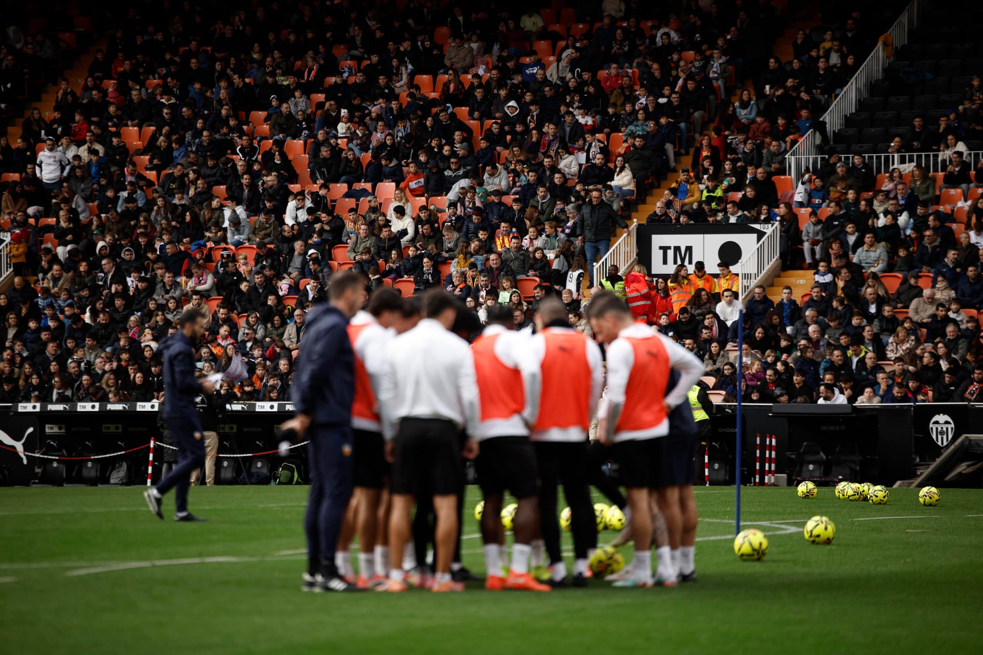 VALENCIA, 29/12/2025.- Los jugadores del Valencia CF durante el entrenamiento realizado este lunes en el estadio de Mestalla en una sesión a puertas abiertas para aficionados y medios de comunicación. EFE/Biel Aliño