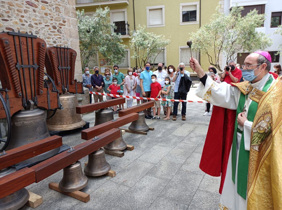 El obispo bendice las nuevas campanas