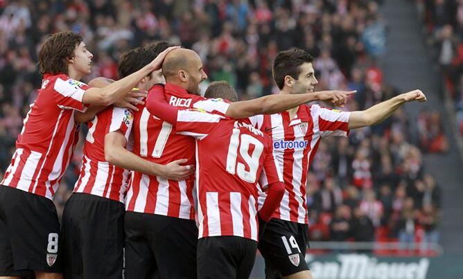 Los jugadores del Athletic Club de Bilbao Mikel Rico (c) y Ander Susaeta (d), entre otros, celebran uno de los goles marcados al Almería