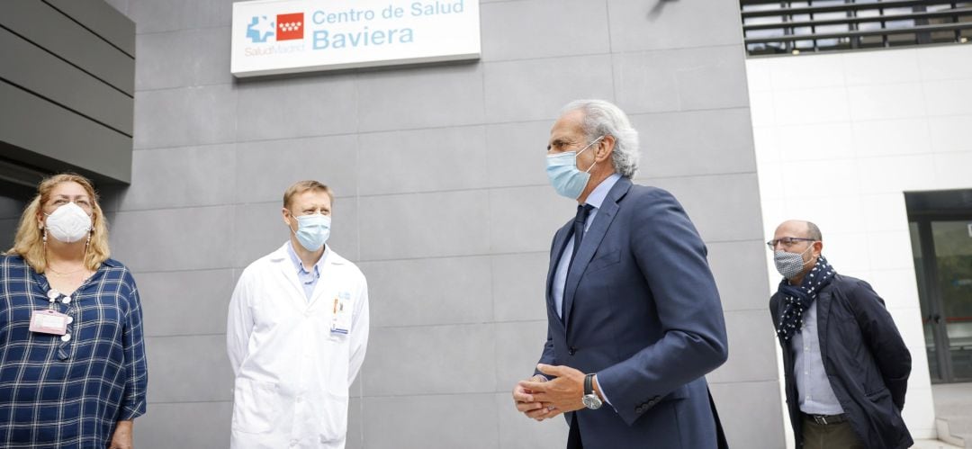 El consejero de Ssanidad, Enrique Ruiz, Escudero, en el centro de salud Baviera