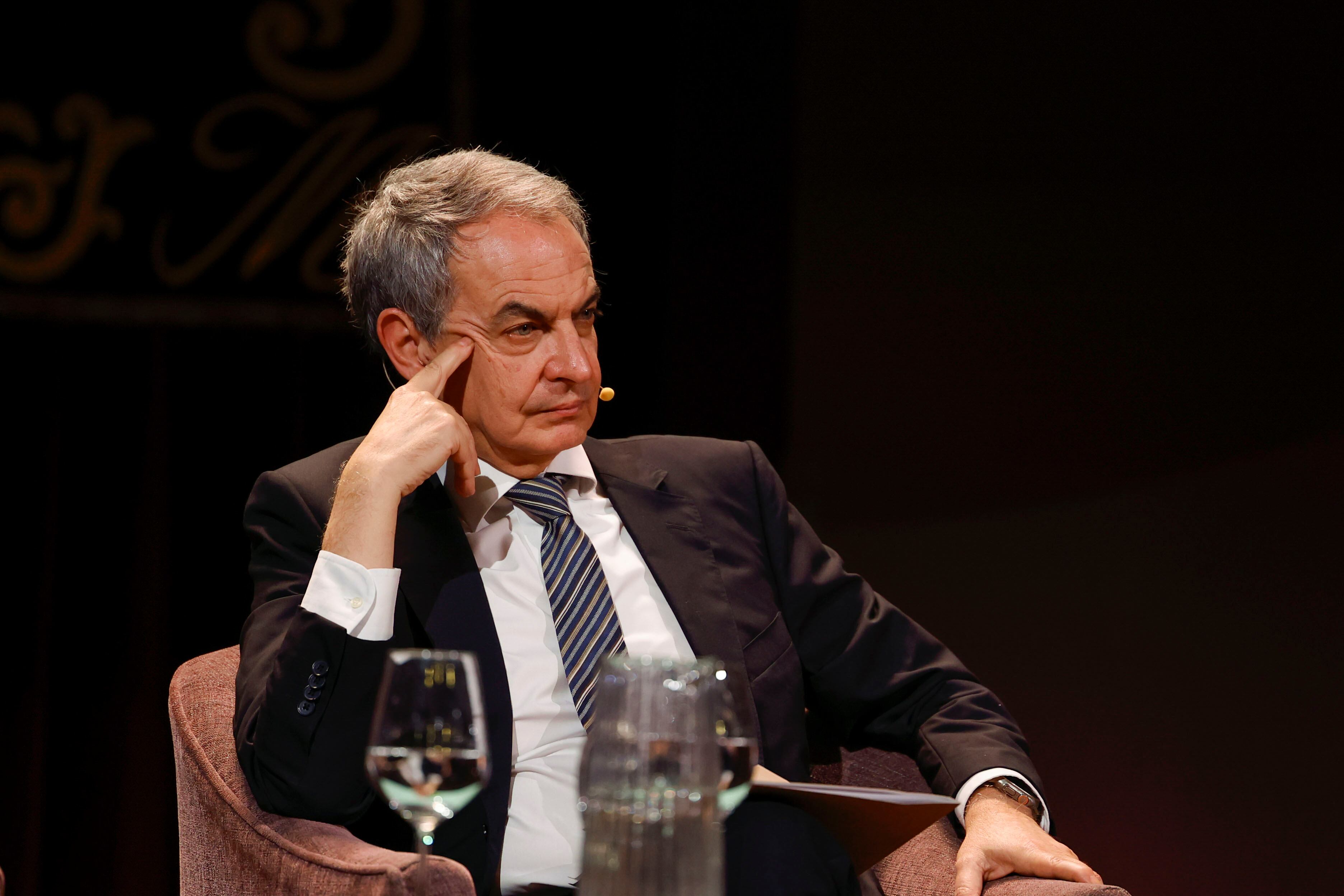El expresidente José Luis Rodríguez Zapatero participa en la presentación del libro "Las huellas de la Transición", escrito por Robert M. Fishman e Ignacio Sánchez-Cuenca, este martes en el Ateneo de Madrid.
