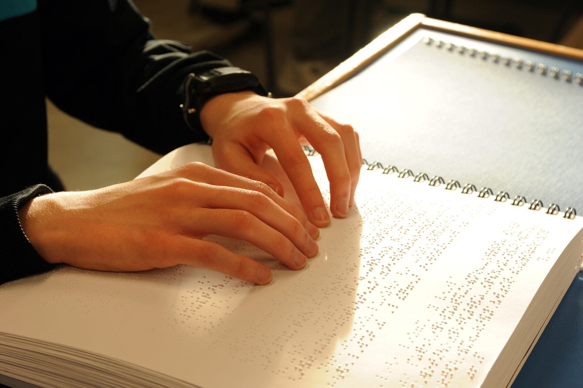 Lectura en braille de un libro de texto