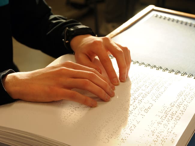 Lectura en braille de un libro de texto