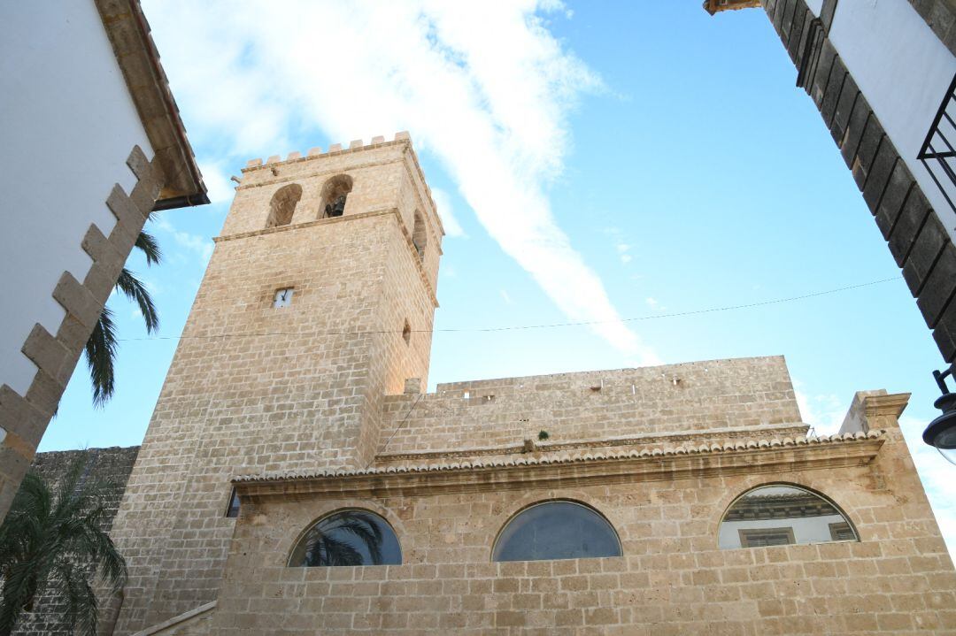 Reloj cuadrado en el campanario de la iglesia-fortaleza de San Bartolomé.