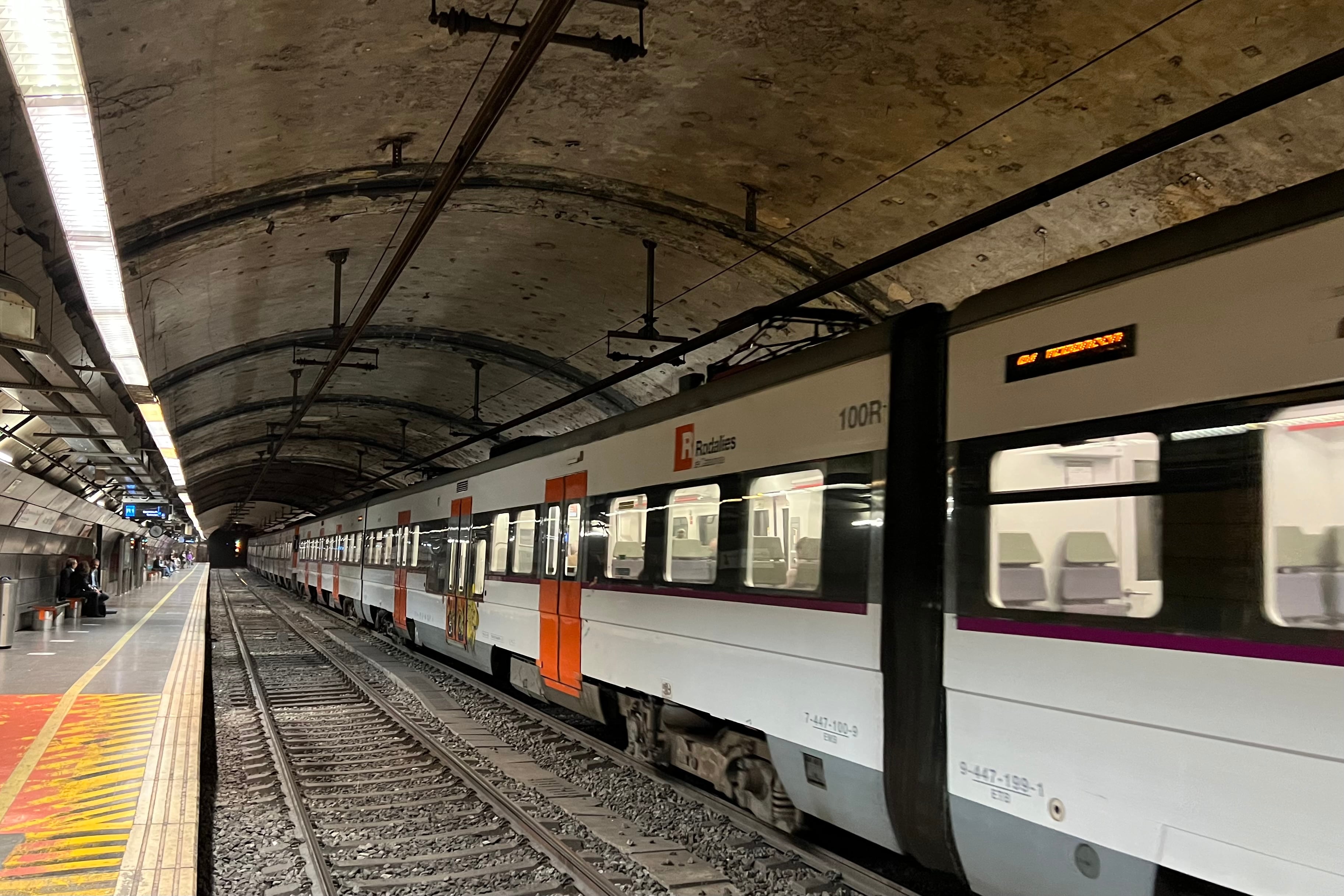 Un tren aturat a l&#039;estació de Rodalies d&#039;Arc de Triomf.