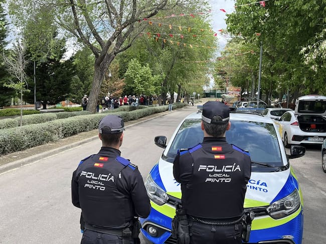 Dos agentes locales de Pinto