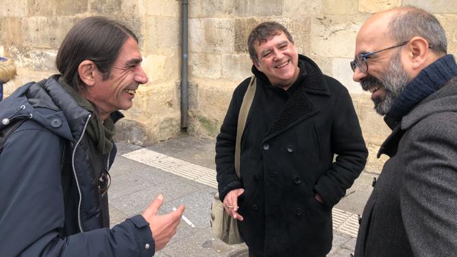 ApeRotoma (izq), con Vicente Muñoz Álvarez (coordinador del Festival) y el novelista burgalés Óscar Esquivias (dcha)