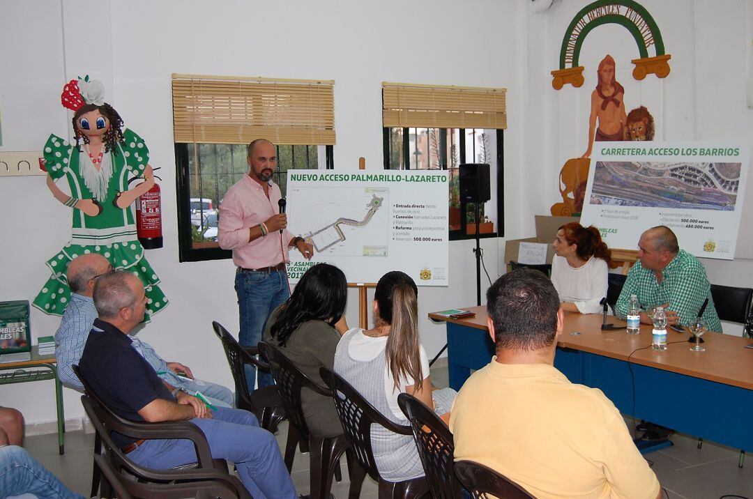 Vecinos de El Lazareto conocen de primera mano, a través de los responsables municipales, los trabajos de acceso al barrio